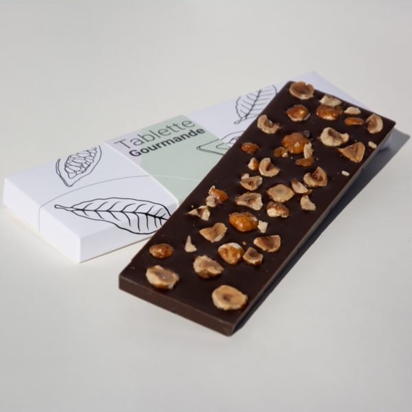 Tablette gourmande de chocolat noir et noisettes caramélisées